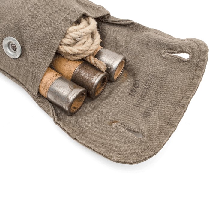 MAA55 1941 dated tent kit with carrying pouch — image 4