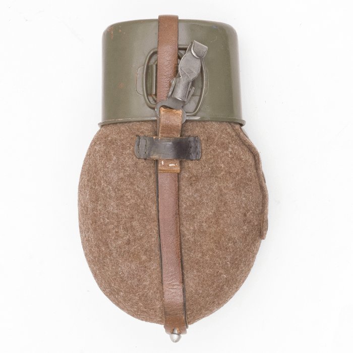 SJA12 Excellent late issue M31 water bottle and cup — image 5