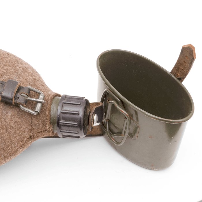 SJA12 Excellent late issue M31 water bottle and cup — image 9