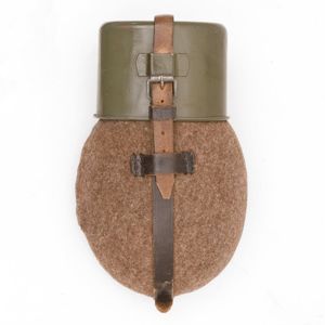 SJA12 Excellent late issue M31 water bottle and cup