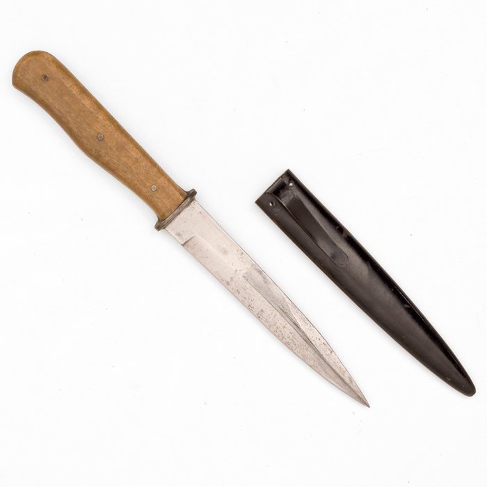 SJA15 Wooden handled fighting knife with spring loaded scabbard clip — image 4