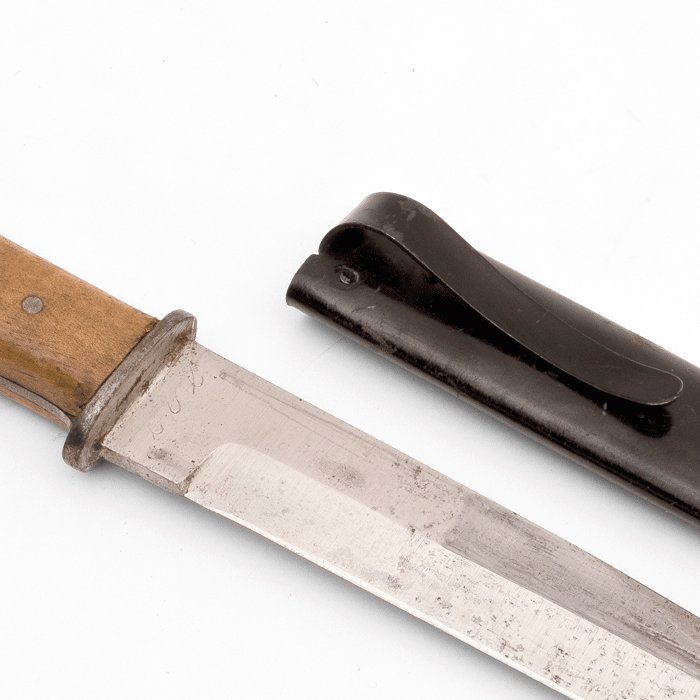 SJA15 Wooden handled fighting knife with spring loaded scabbard clip — image 8