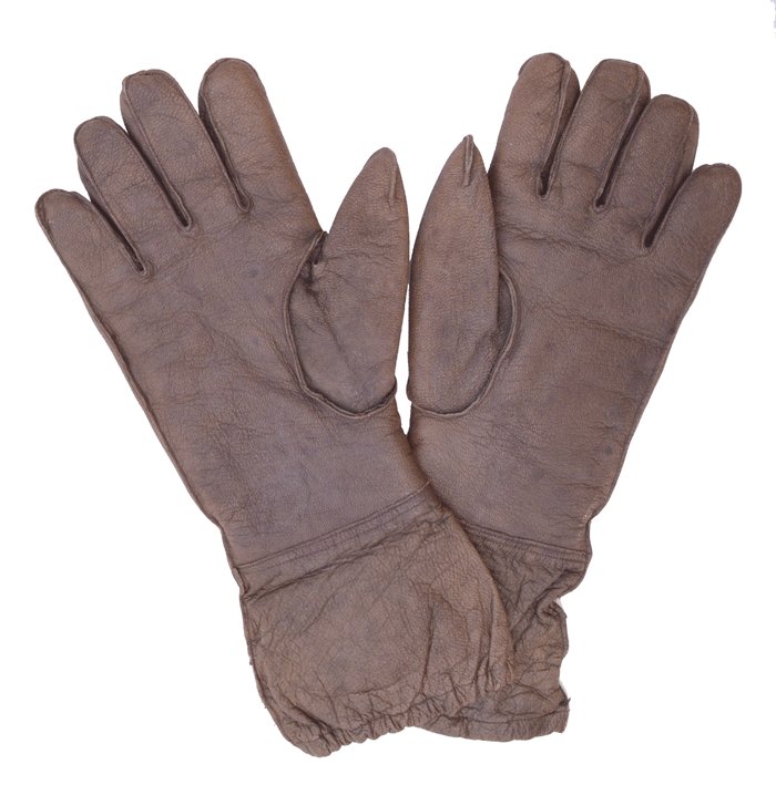 AMS042 Nice matched pair of Fallschirmjäger lined leather gauntlets — image 3