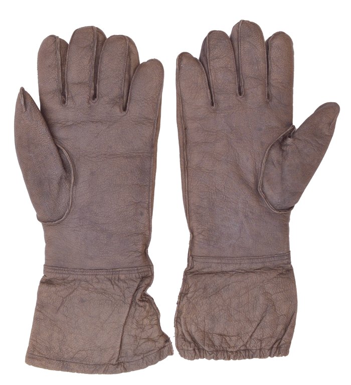 AMS042 Nice matched pair of Fallschirmjäger lined leather gauntlets — image 4
