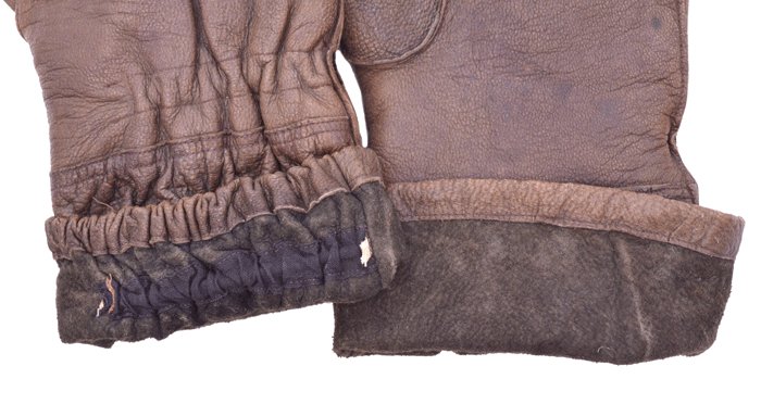 AMS042 Nice matched pair of Fallschirmjäger lined leather gauntlets — image 8