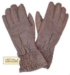 AMS042 Nice matched pair of Fallschirmjäger lined leather gauntlets