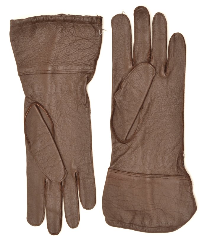 AMS04 Excellent matched pair of Fallschirmjäger unlined leather gauntlets — image 3