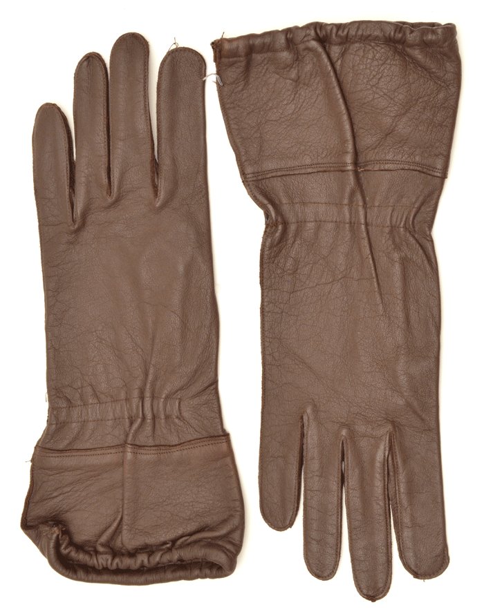 AMS04 Excellent matched pair of Fallschirmjäger unlined leather gauntlets — image 4