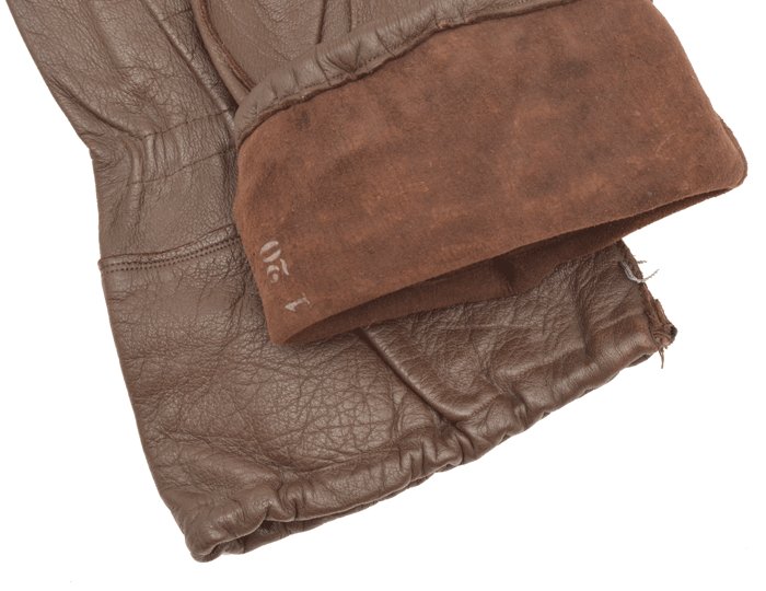AMS04 Excellent matched pair of Fallschirmjäger unlined leather gauntlets — image 8