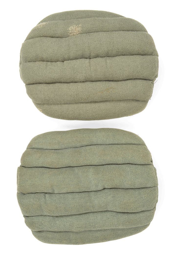 JHA02 Slightly mismatched pair of Luftwaffe Fallschirmjäger kneepads — image 3