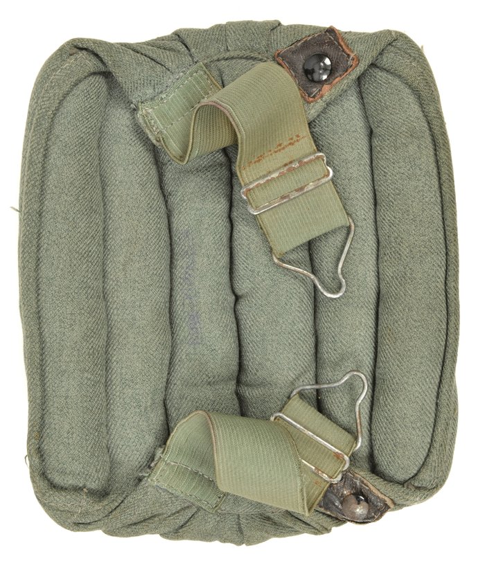 JHA02 Slightly mismatched pair of Luftwaffe Fallschirmjäger kneepads — image 9