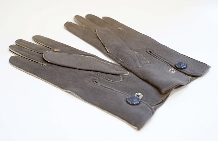 Mint pair of grey green deerskin gloves — image 3