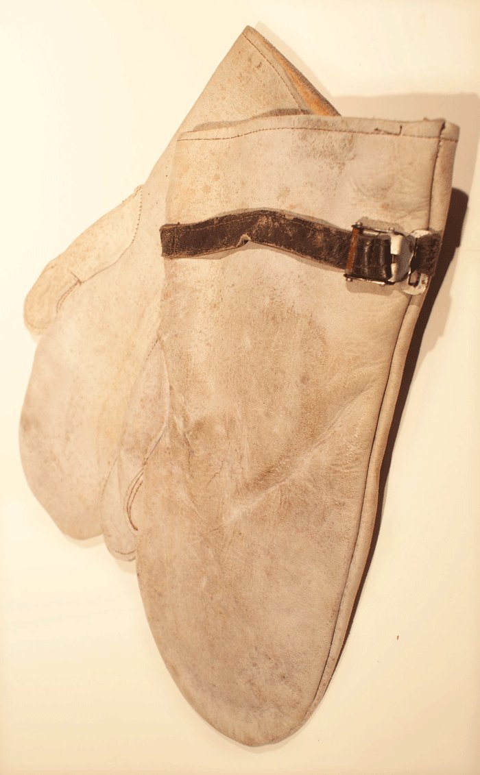 White leather mittens with RBNr tag — image 2