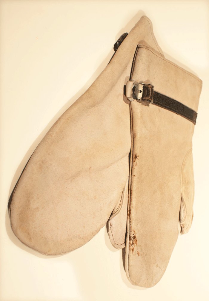 White leather mittens with RBNr tag — image 3