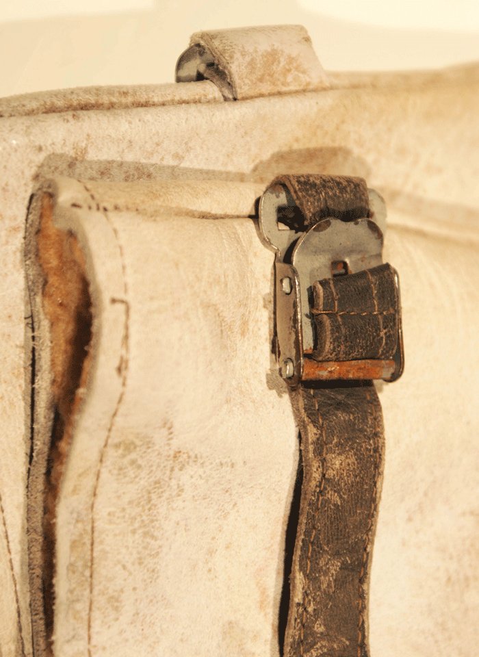 White leather mittens with RBNr tag — image 4