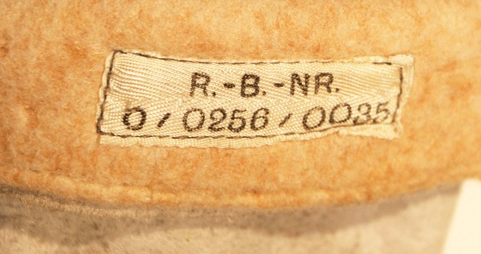 White leather mittens with RBNr tag — image 5