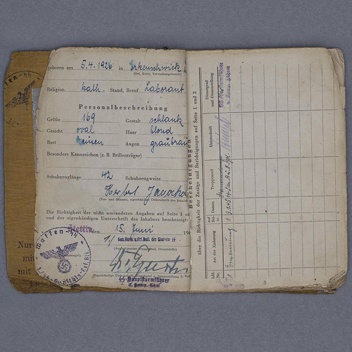 HUP76 Well used Waffen-SS LSSAH Soldbuch for a young Sanitäter — image 5