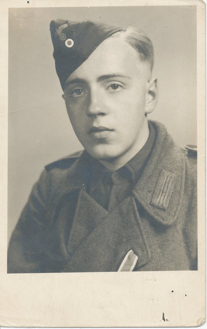 PPS014 Group of photos depicting Heer assault gun wraps in wear — image 3