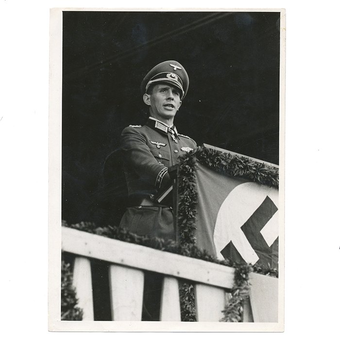 DG2700 Original press photo, ELT Oberst Remer at podium — image 2