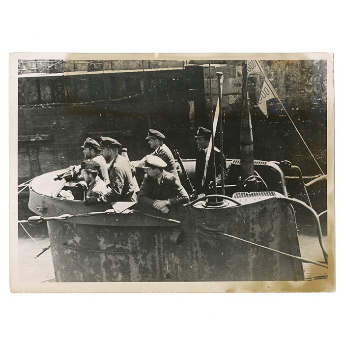 DG2702 Original press photo, RKT Korvettenkapitän von Forstner and crew returning from patrol — image 2