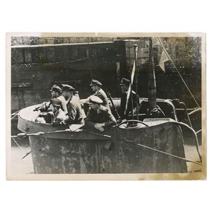 DG2702 Original press photo, RKT Korvettenkapitän von Forstner and crew …