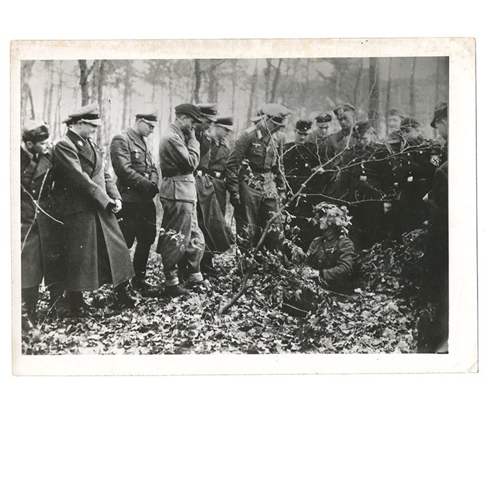 DG2704 Original press photo, decorated members of the Hitlerjugend being instructed by members of the Wachregimente Großdeutschland — image 2