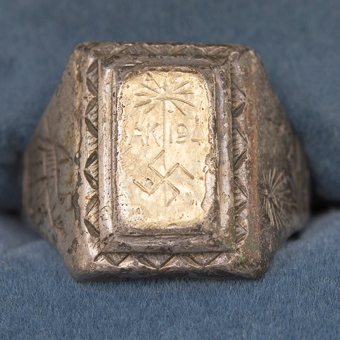 JDC5 Set of theatre made finger ring, photo album and maps pertaining to a Heer member of the DAK — image 4