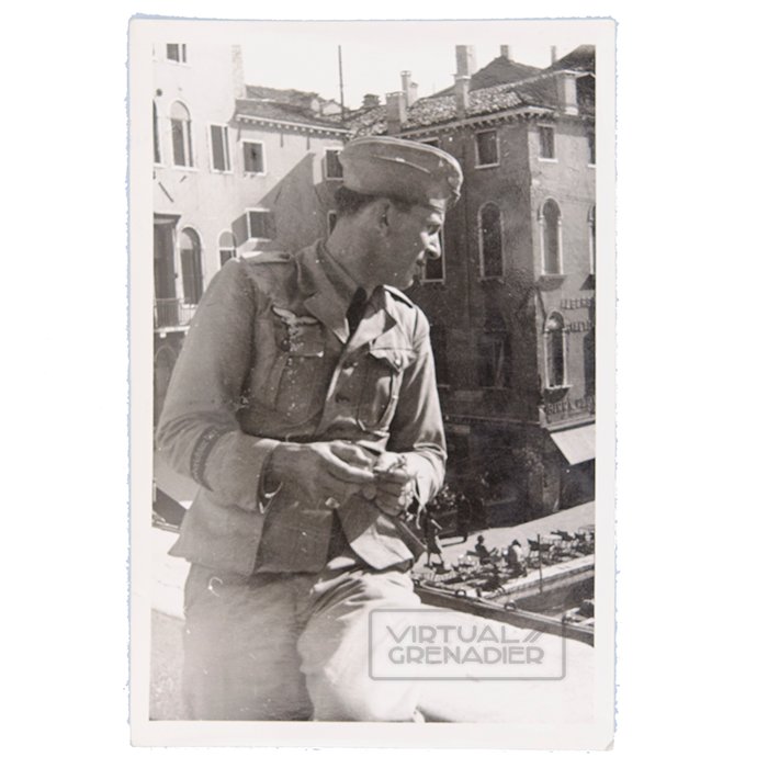 AHJ72 Set of eleven original photos depicting a Luftwaffe Kriegsberichter in North Africa — image 4