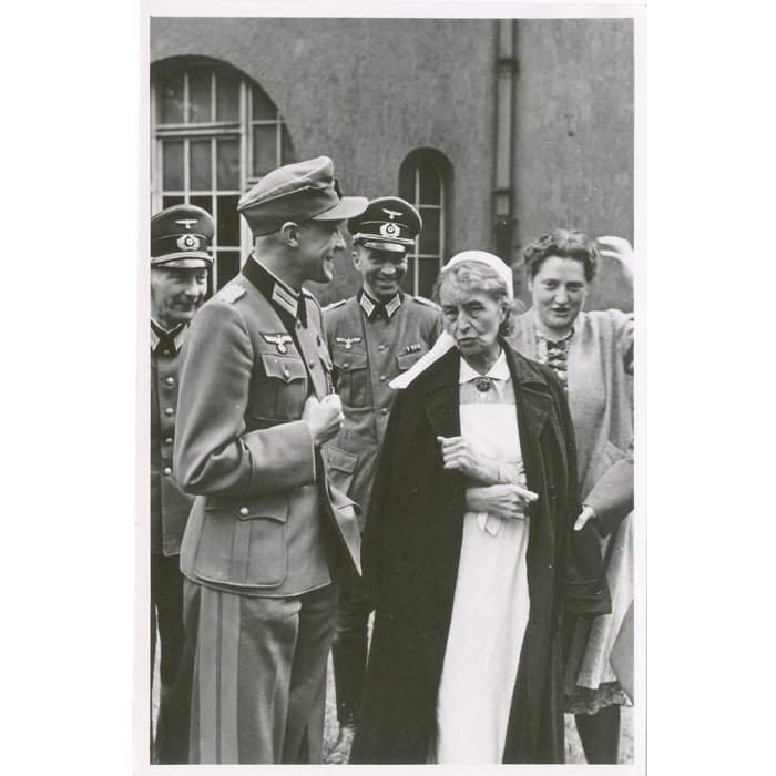 XMA28 Set of three photos of Heer and Kriegsmarine officers with nurses — image 2
