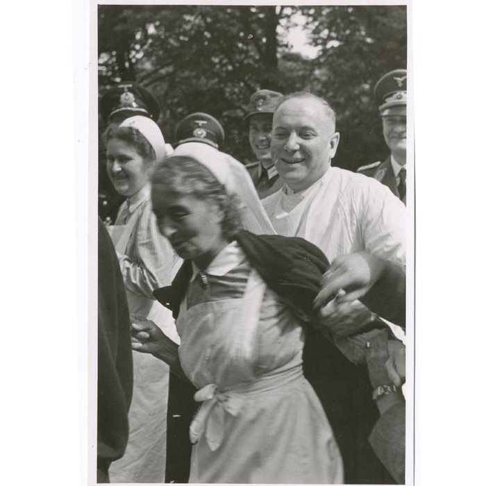 XMA28 Set of three photos of Heer and Kriegsmarine officers with nurses — image 4