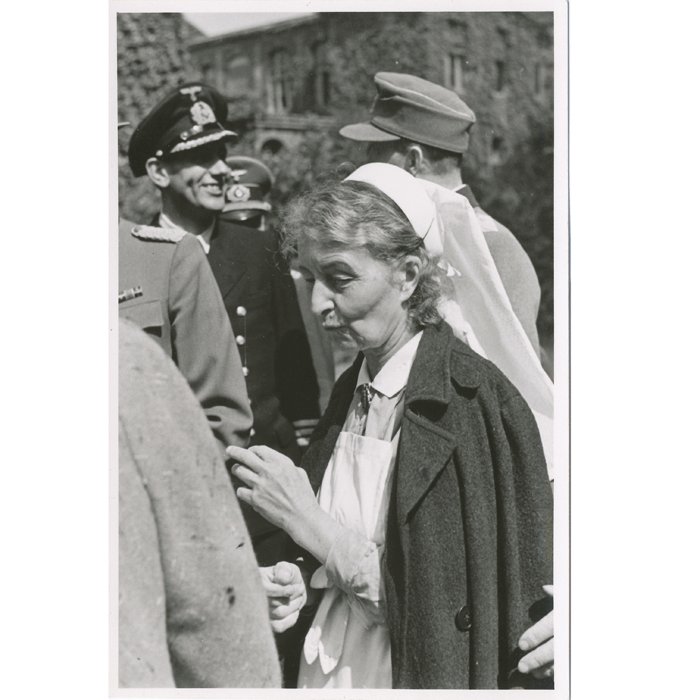 XMA28 Set of three photos of Heer and Kriegsmarine officers with nurses — image 6