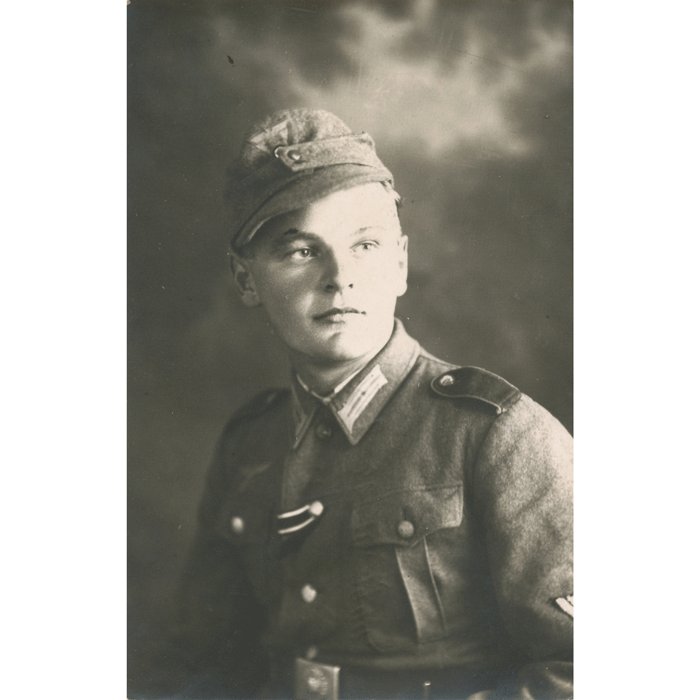 XMA26 Portrait photo of Heer Obergefreiter wearing M40 blouse and M43 cap — image 2