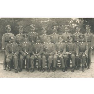 XMA25 Group photo of Heer Infanterie Stabsfeldwebel with EMs