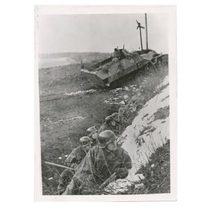 SPA72 Press photo of Heer Großdeutschland grenadiers with SPW