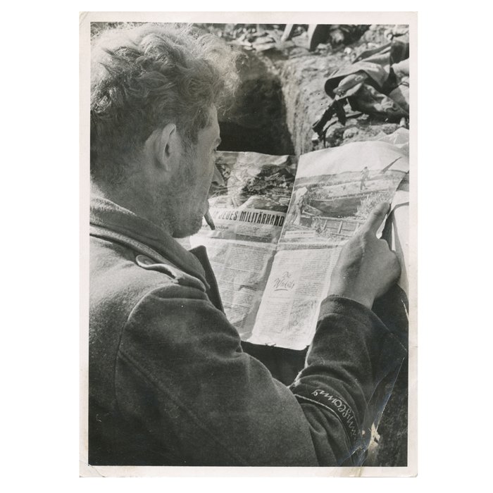 SPA71 Press photo of Heer Großdeutschland Unteroffizer reading a newspaper — image 2