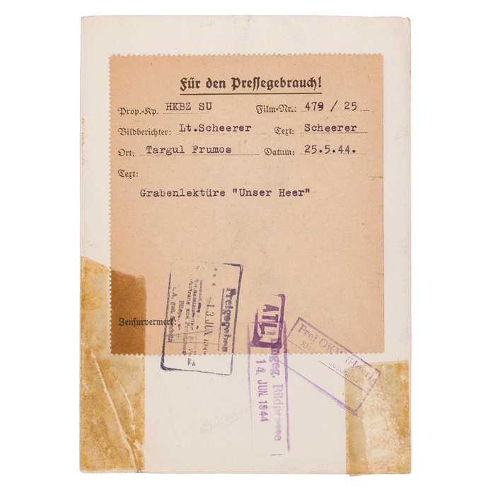 SPA71 Press photo of Heer Großdeutschland Unteroffizer reading a newspaper — image 3