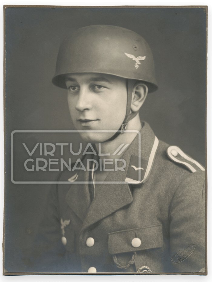 GMA8 Large crisp photo of Luftwaffe Unteroffizier wearing single decal Fallschirmjäger helmet — image 2