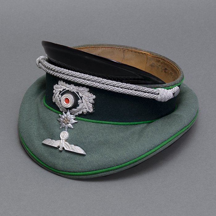 JDE135 Fine quality Heer Gebirgsjäger Infanterie officer visored cap manufactured by the Clemens Wagner firm — image 12
