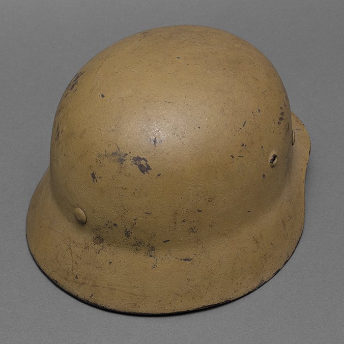 RH67 Top shelf Heer M40 single decal tan camouflaged helmet — image 16