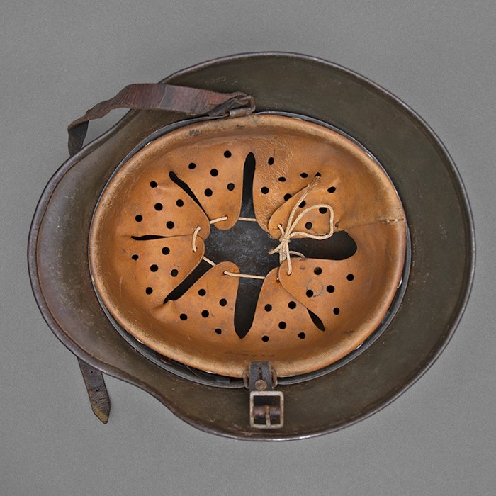 RH67 Top shelf Heer M40 single decal tan camouflaged helmet — image 18