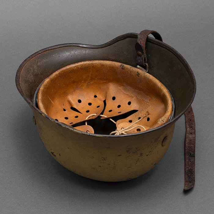 RH67 Top shelf Heer M40 single decal tan camouflaged helmet — image 20