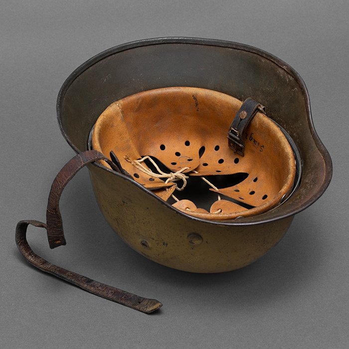 RH67 Top shelf Heer M40 single decal tan camouflaged helmet — image 22