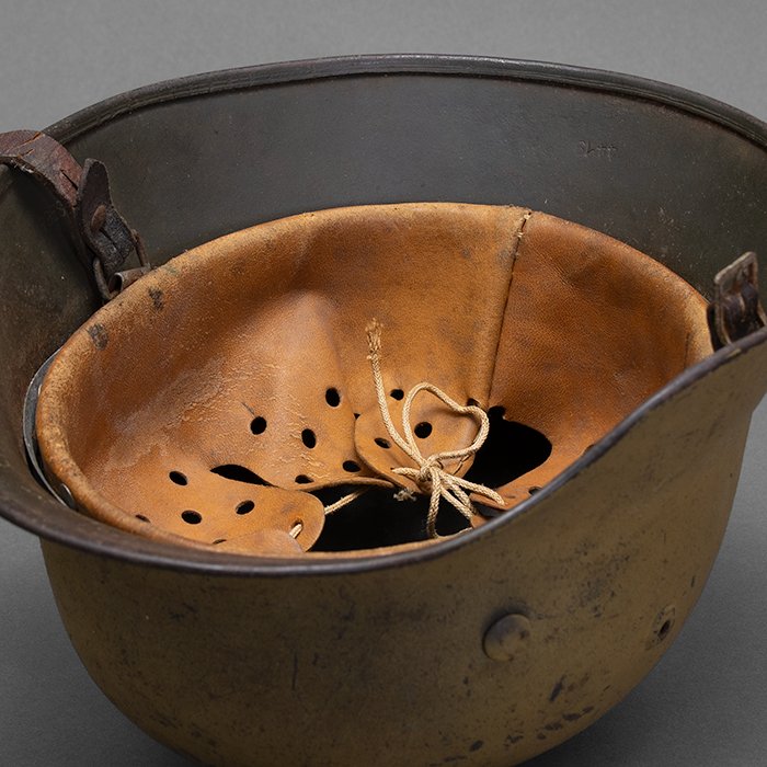 RH67 Top shelf Heer M40 single decal tan camouflaged helmet — image 24