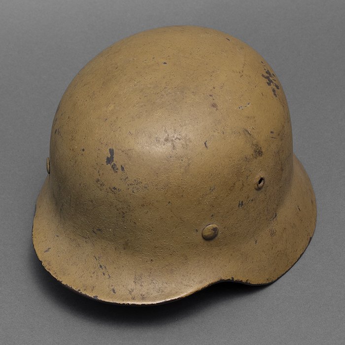 RH67 Top shelf Heer M40 single decal tan camouflaged helmet — image 7