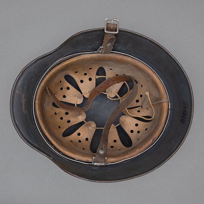 RH63 Excellent Luftwaffe M35 double decal helmet with first pattern eagle — image 18