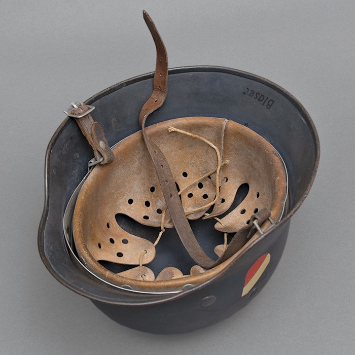 RH63 Excellent Luftwaffe M35 double decal helmet with first pattern eagle — image 20