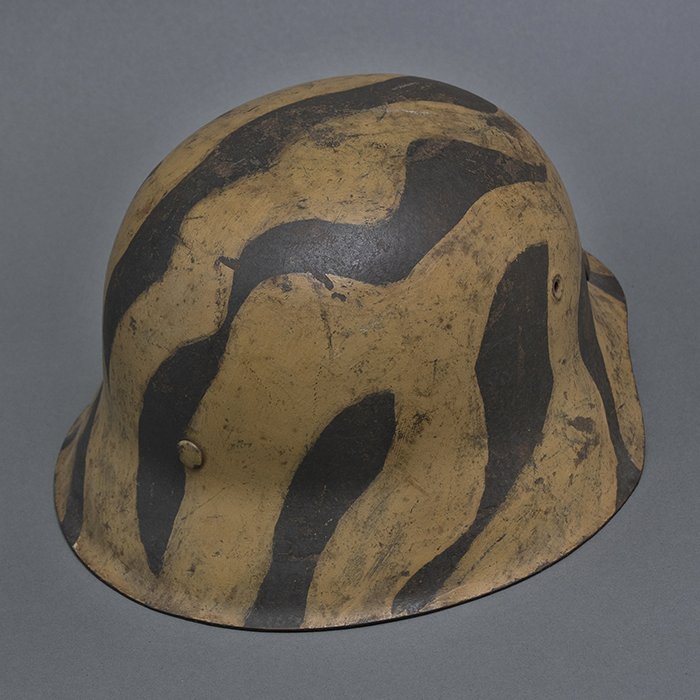 RH50 Heer M42 single decal 'tiger stripe' camouflaged helmet — image 10