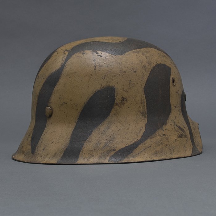 RH50 Heer M42 single decal 'tiger stripe' camouflaged helmet — image 12