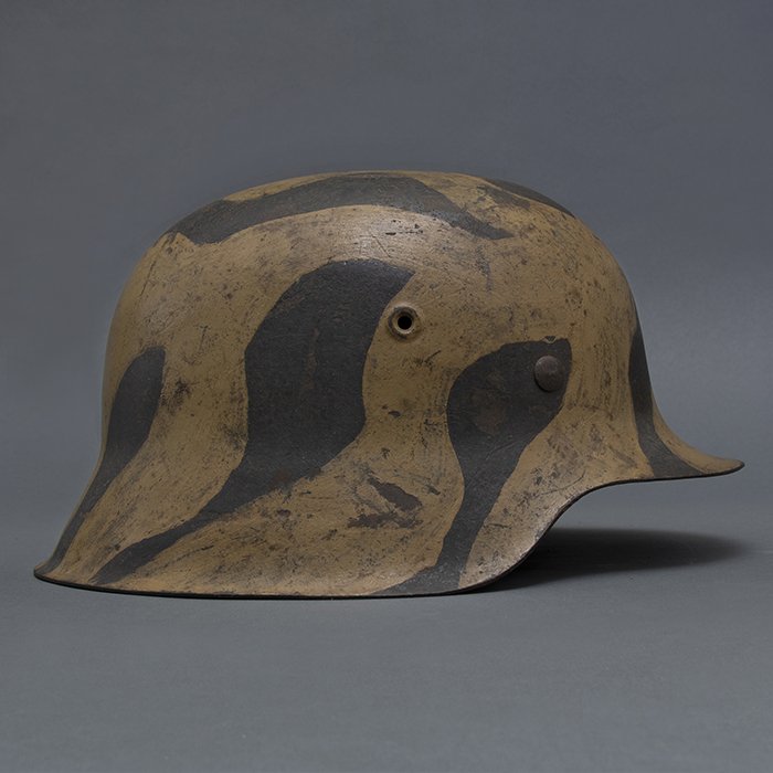 RH50 Heer M42 single decal 'tiger stripe' camouflaged helmet — image 14