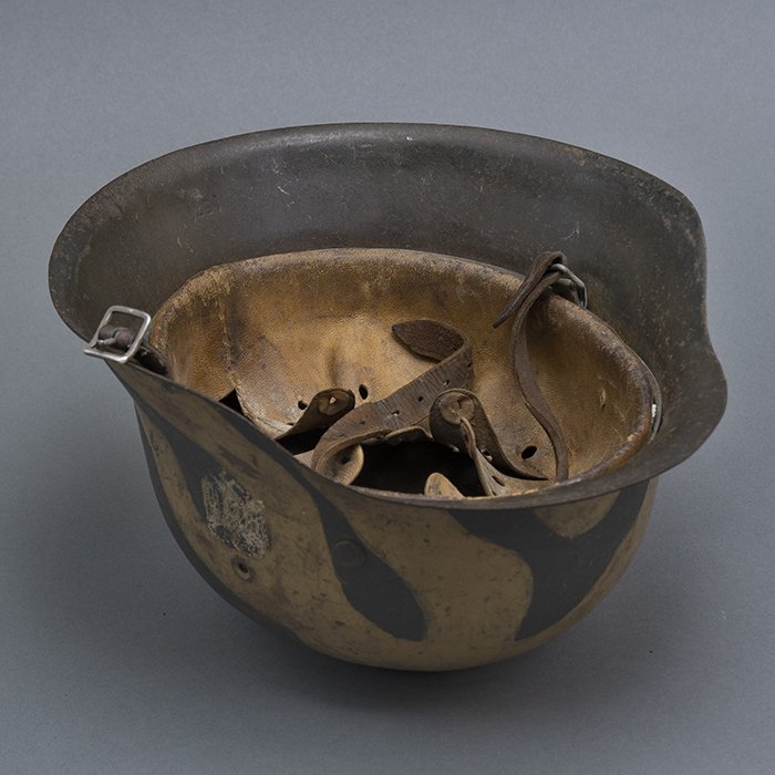 RH50 Heer M42 single decal 'tiger stripe' camouflaged helmet — image 19